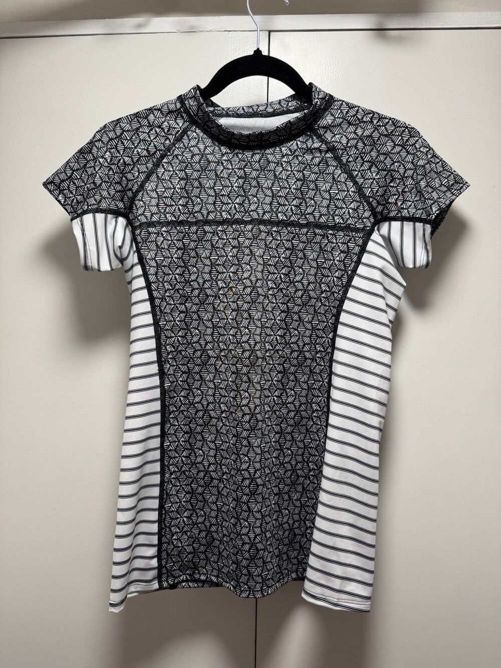 Patagonia Rash Guard Women’s Small Black White Geometric Print Swim Surf Top UPF